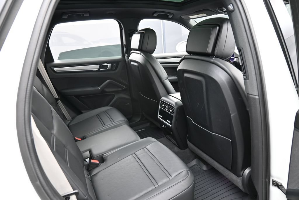 Certified 2022 Porsche Cayenne Platinum Edition AWD/4WD image 28