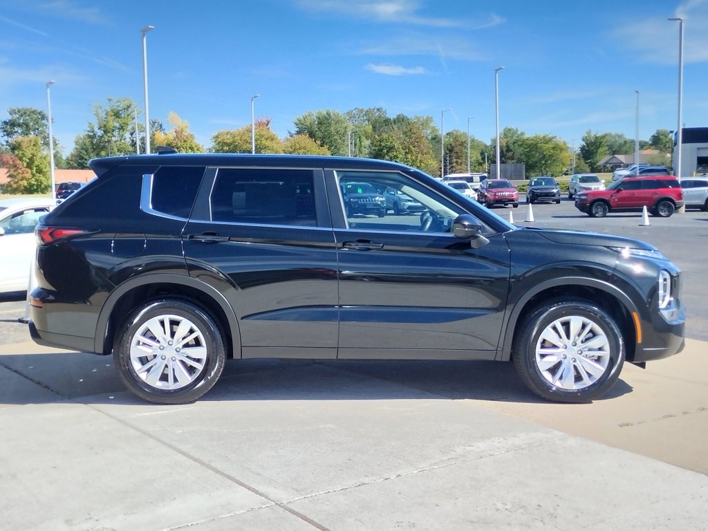 New 2025 Mitsubishi Outlander ES image 4