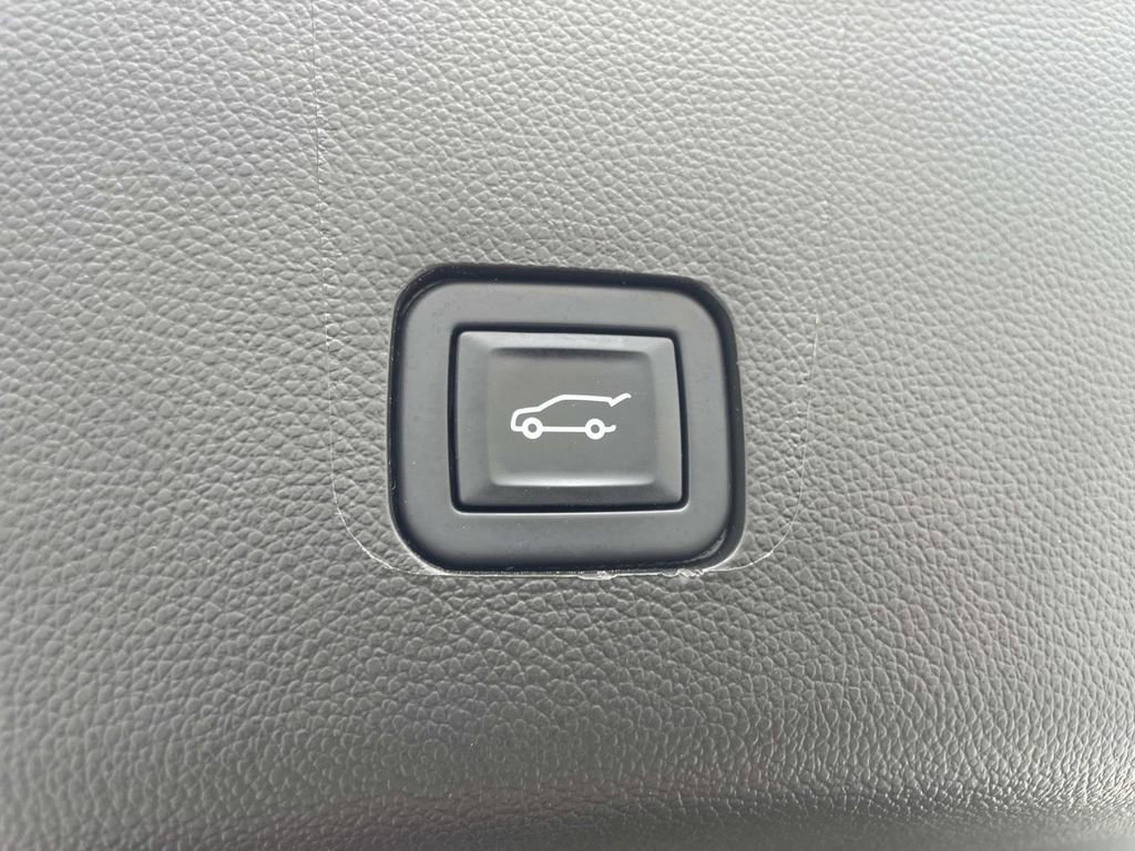 Used 2022 Chevrolet Traverse Premier FWD image 12