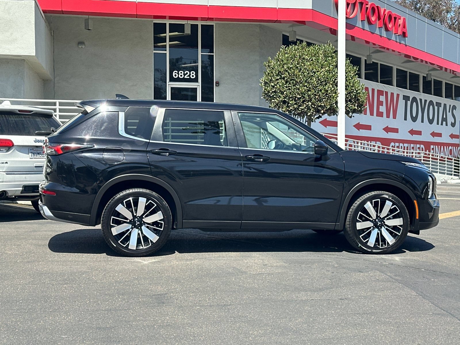 Used 2025 Mitsubishi Outlander SE FWD image 6