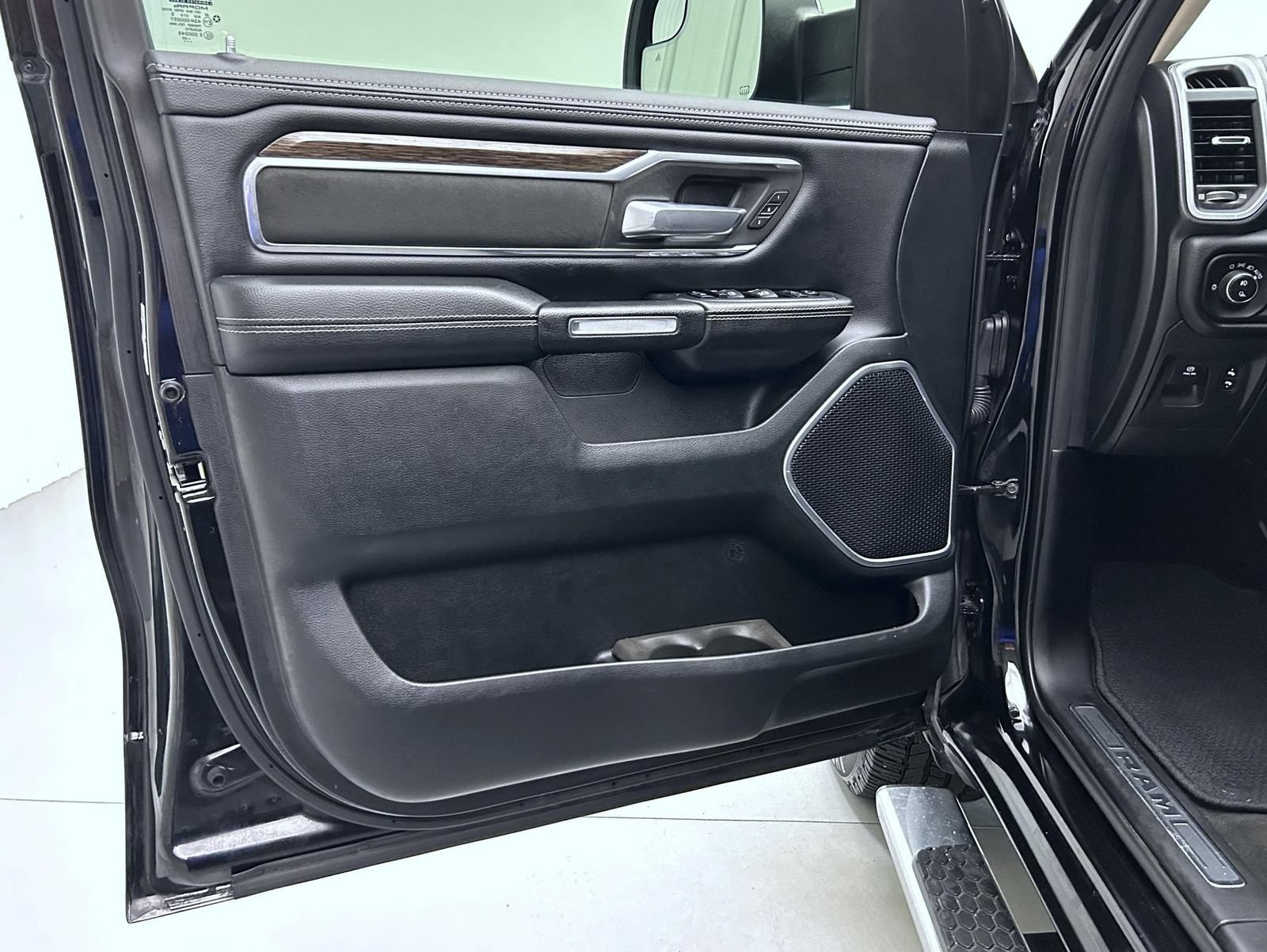 Used 2020 RAM 1500 Laramie AWD/4WD image 9