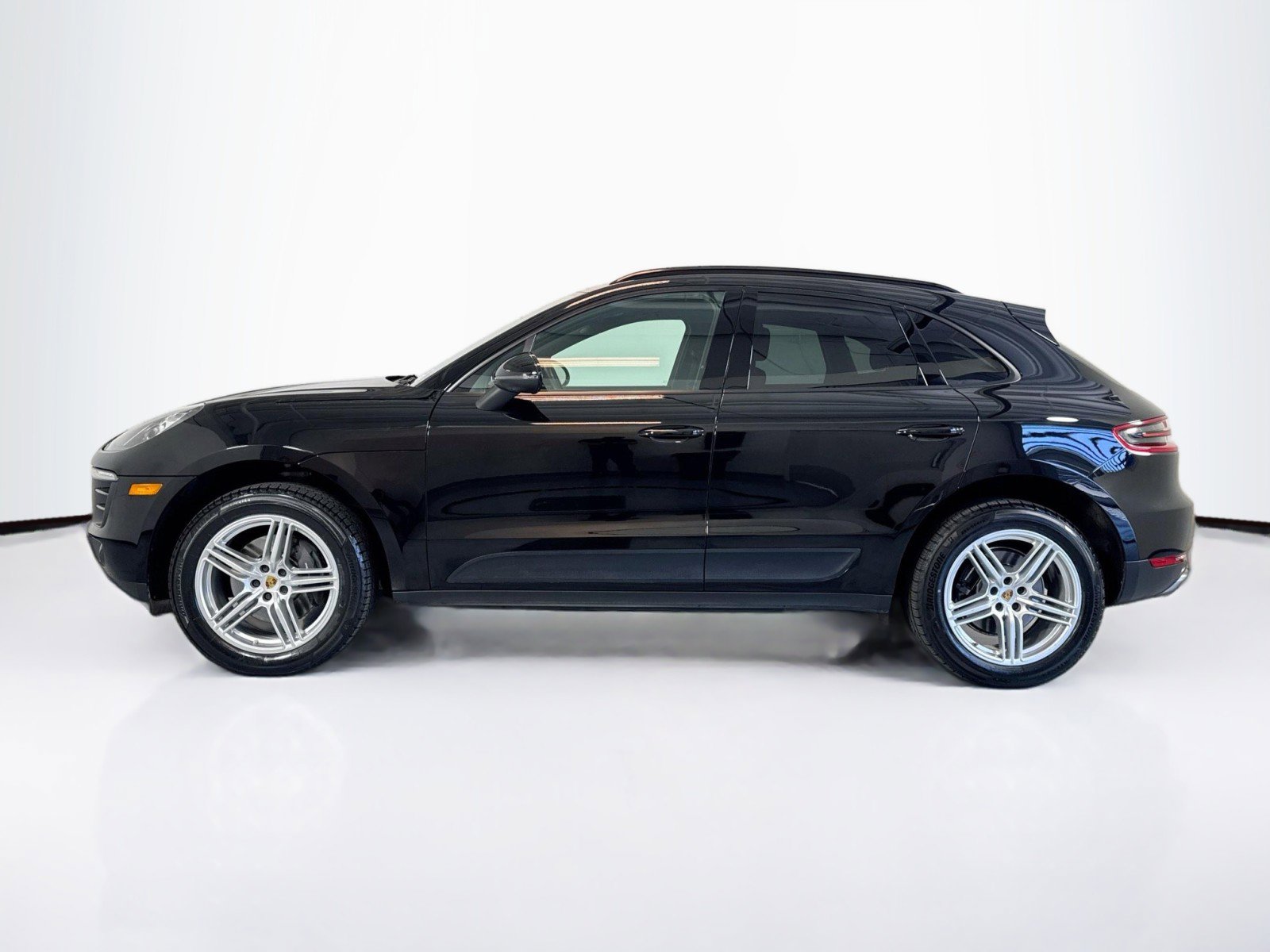 Used 2018 Porsche Macan w/ Premium Package Plus AWD/4WD image 2