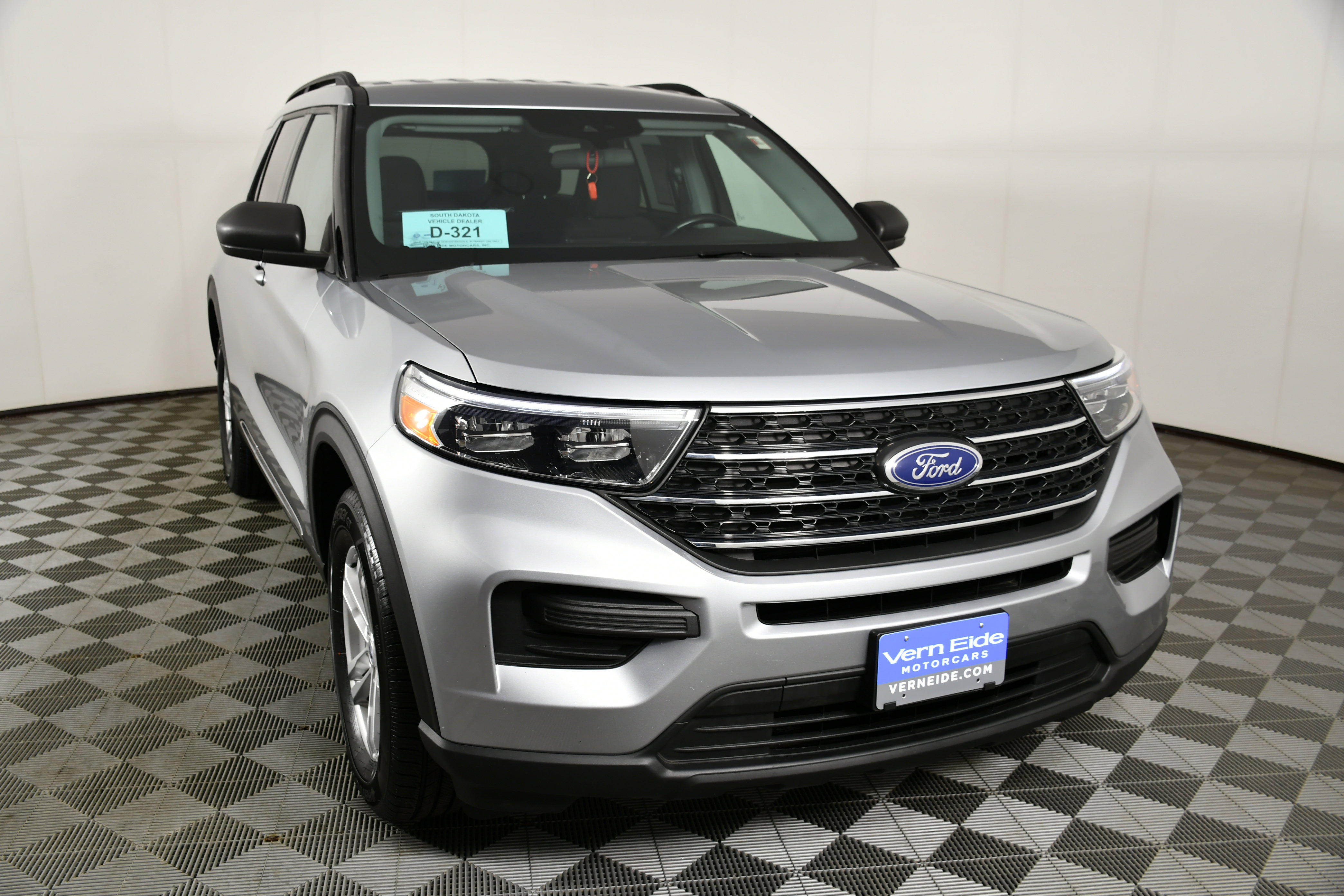 Used 2023 Ford Explorer XLT image 3