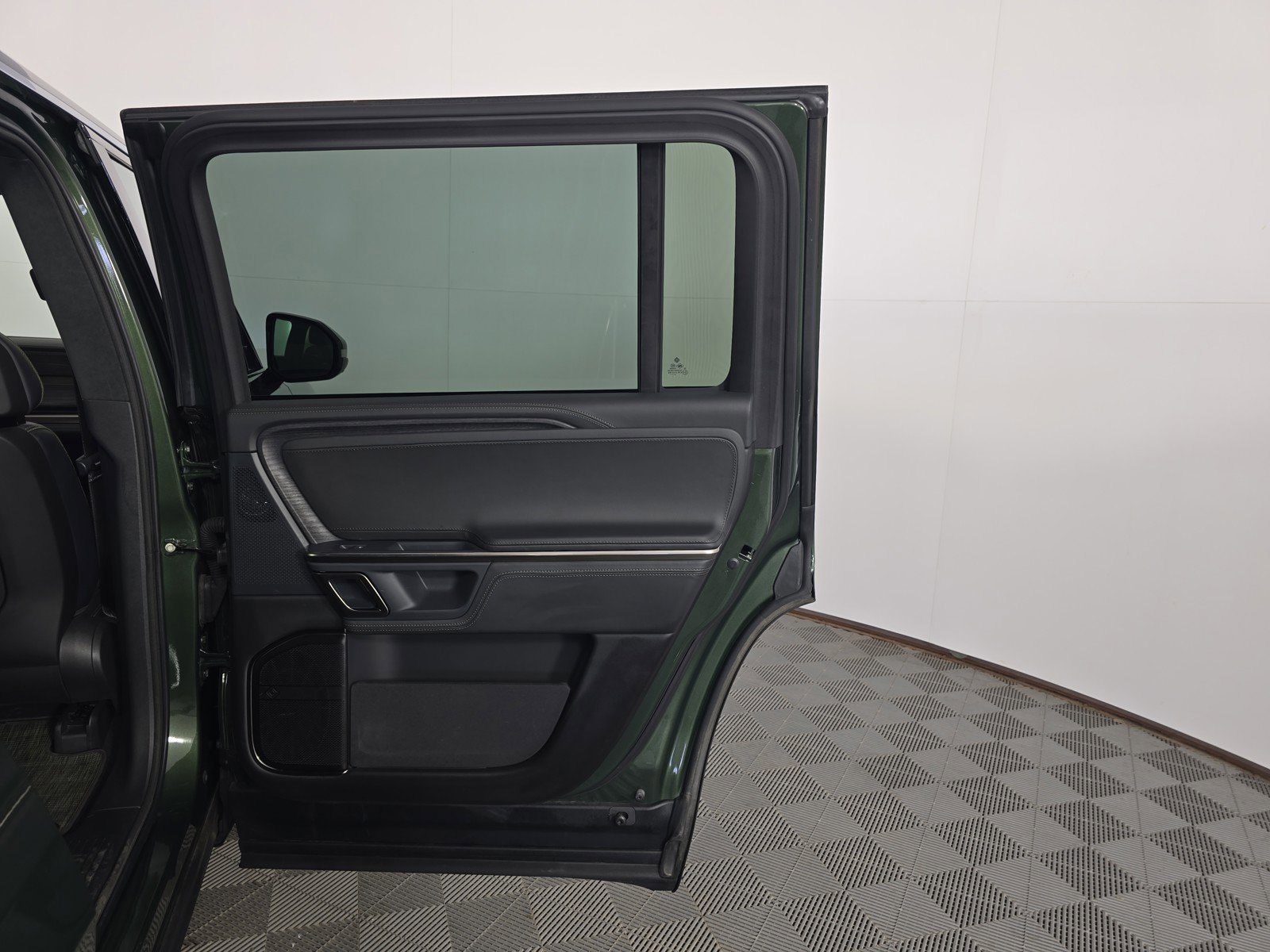 Used 2024 Rivian R1S Adventure AWD/4WD image 19