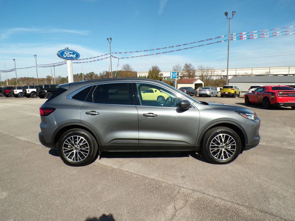 Used 2025 Ford Escape SE w/ Class II Trailer Tow Package image 8