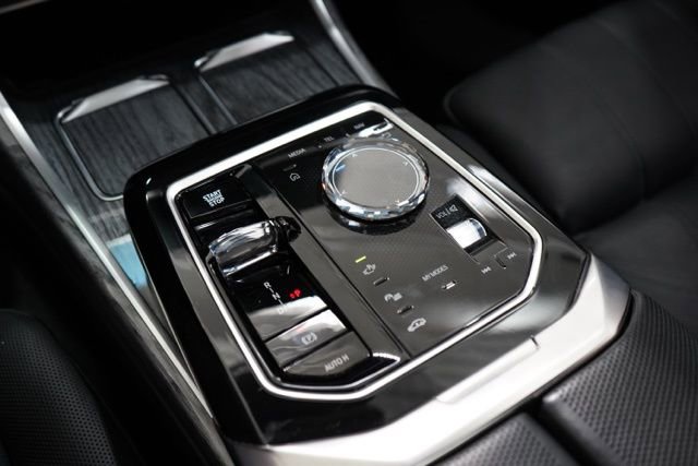 Used 2025 BMW 740i xDrive image 30