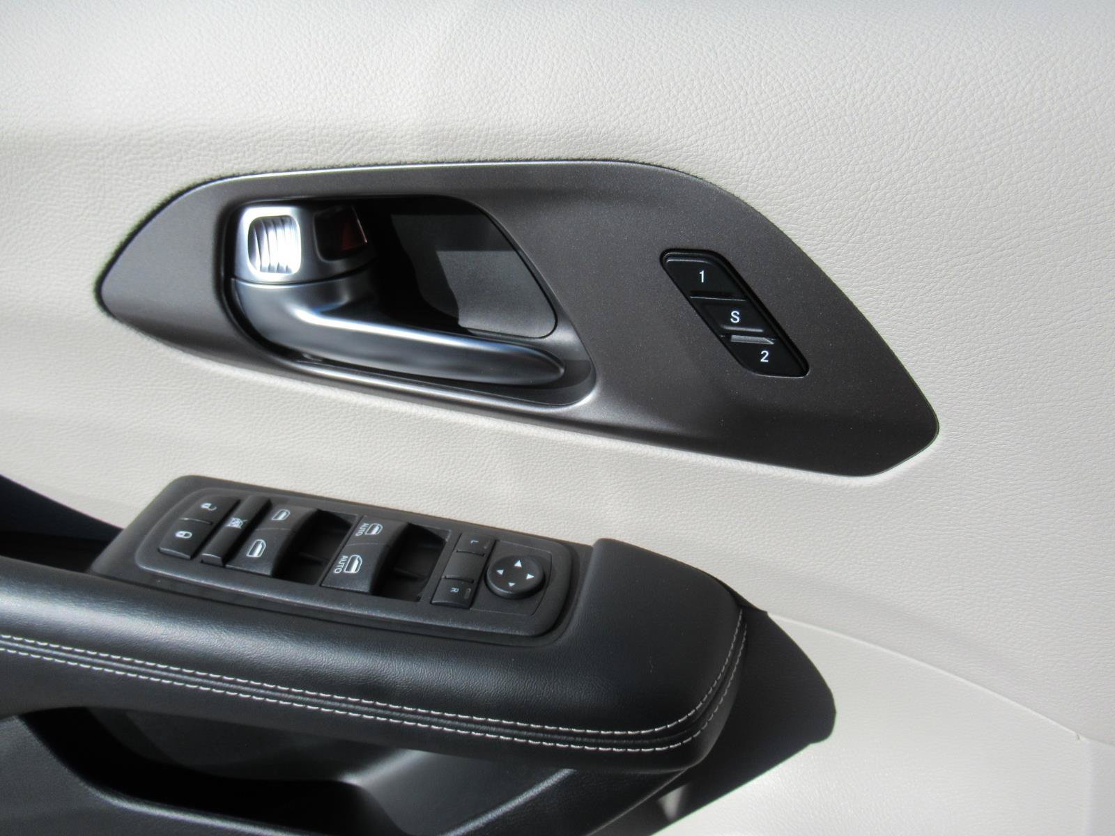 Used 2022 Chrysler Pacifica Touring-L AWD/4WD image 18
