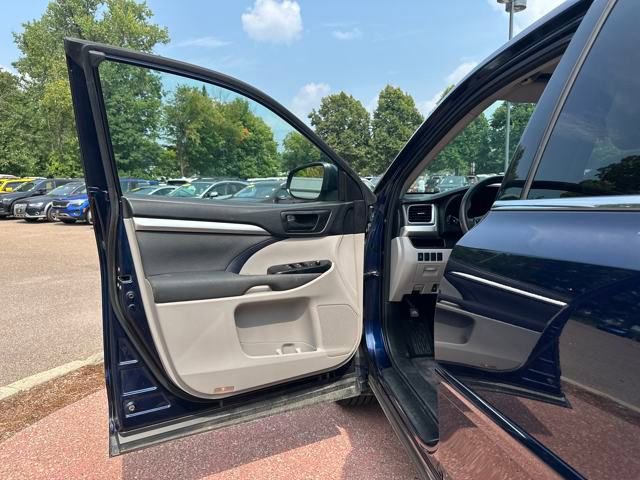 Used 2015 Toyota Highlander LE image 11