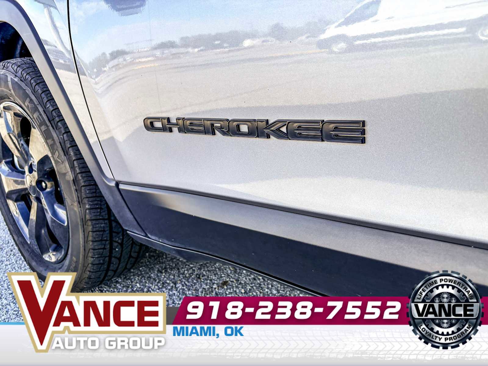 Used 2019 Jeep Cherokee Latitude Plus AWD/4WD image 10