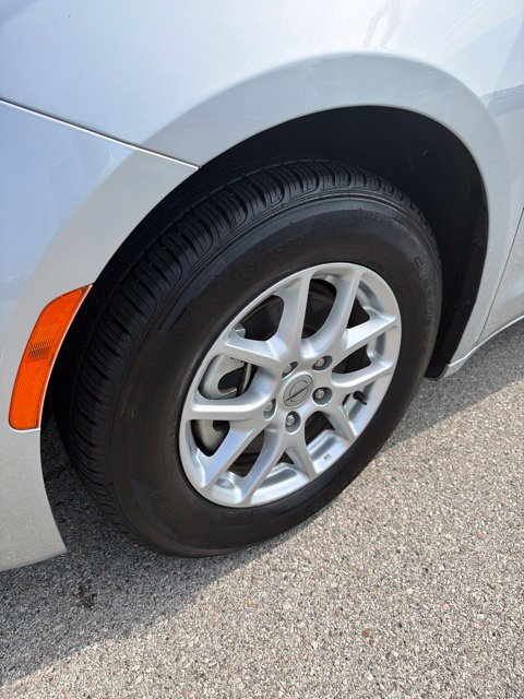 Used 2023 Chrysler Pacifica Touring-L FWD image 9