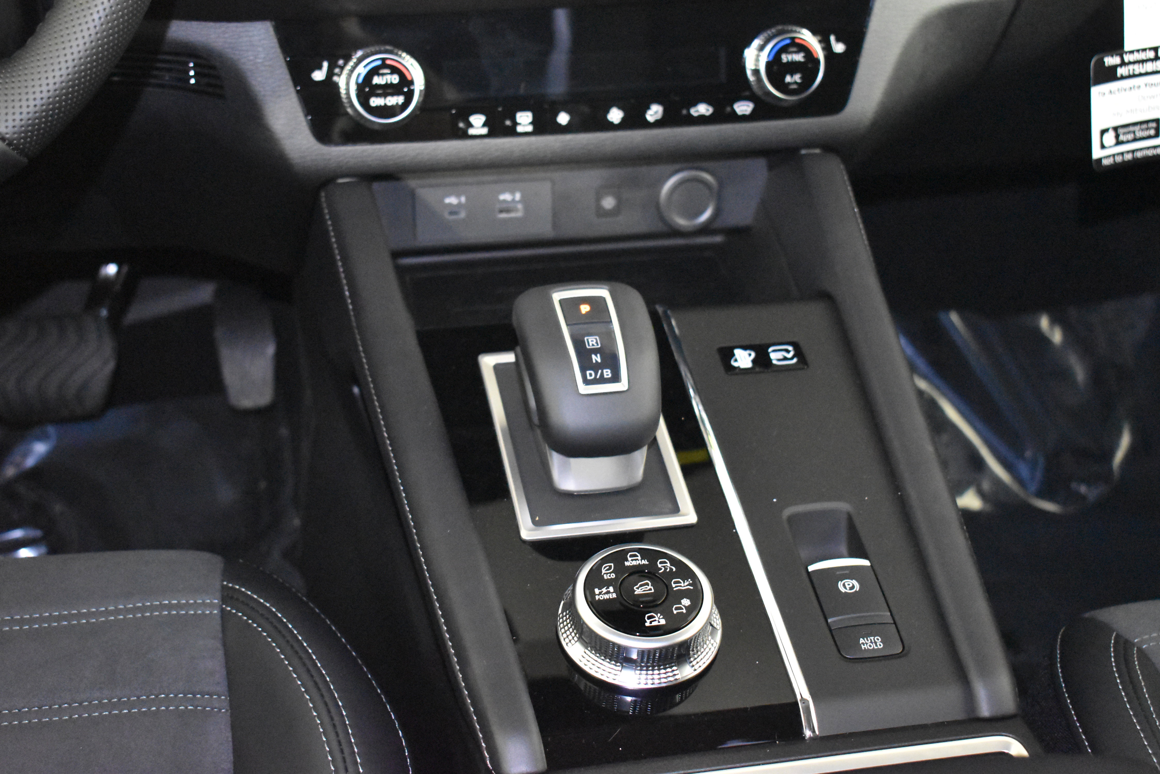 Used 2025 Mitsubishi Outlander SE image 13