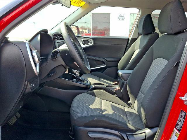 Used 2023 Kia Soul LX w/ LX Technology Package FWD image 3