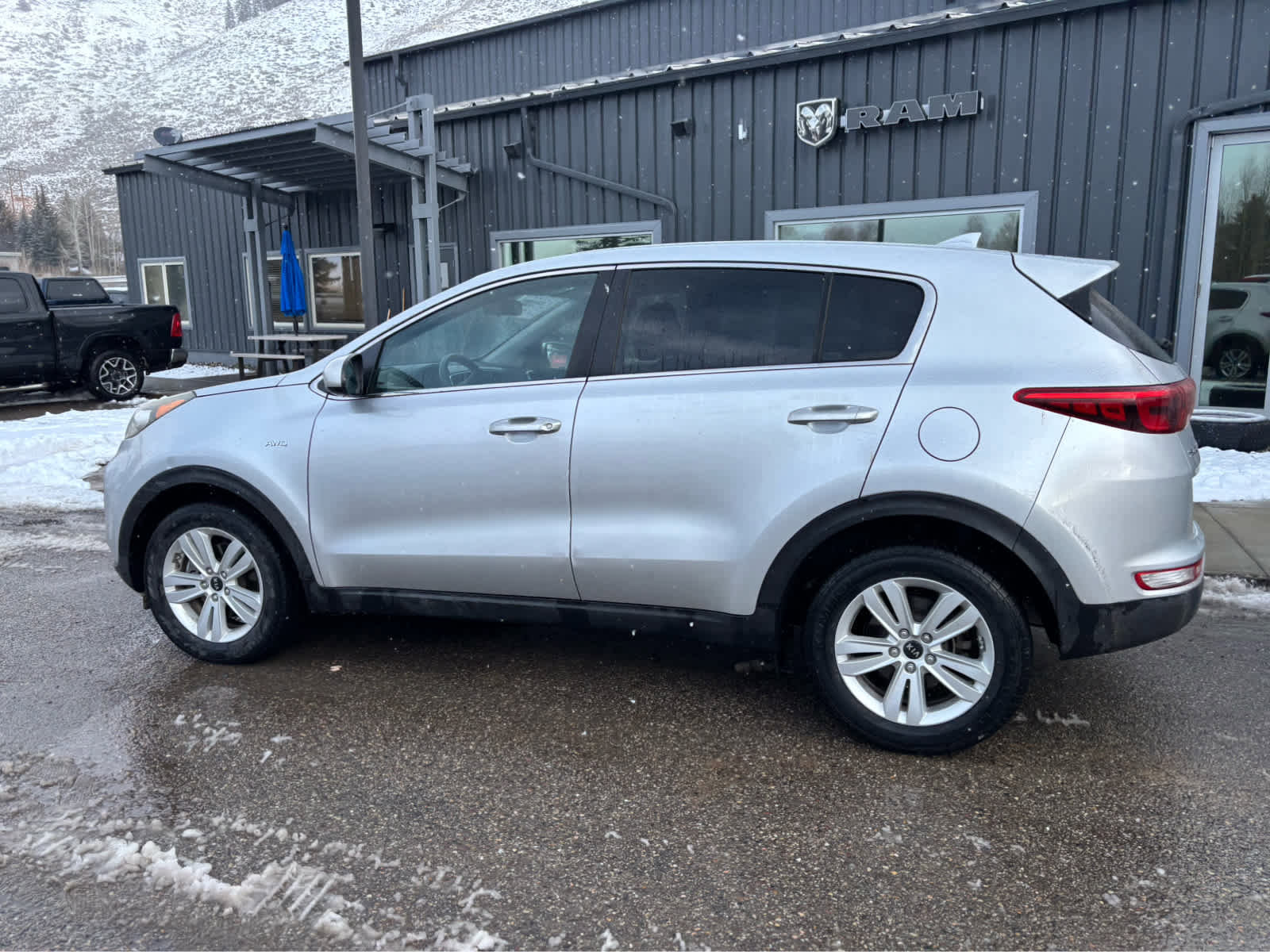 Used 2019 Kia Sportage LX image 2