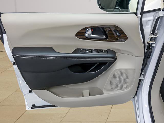 Used 2023 Chrysler Pacifica Limited image 24
