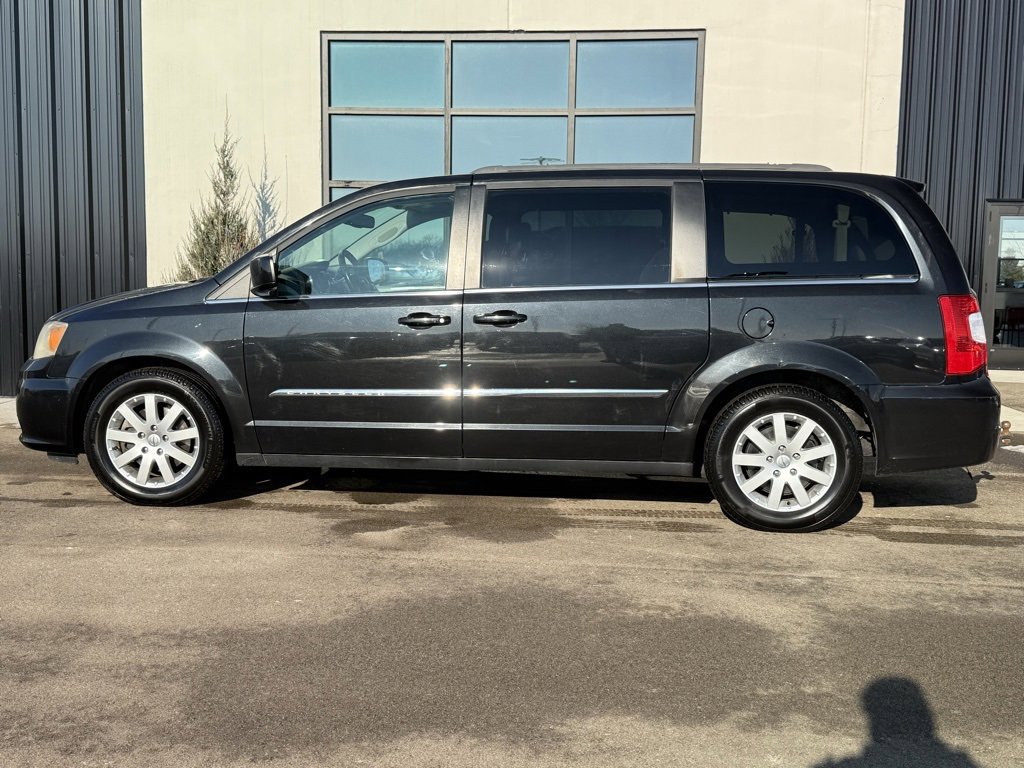 Used 2013 Chrysler Town & Country Touring image 3