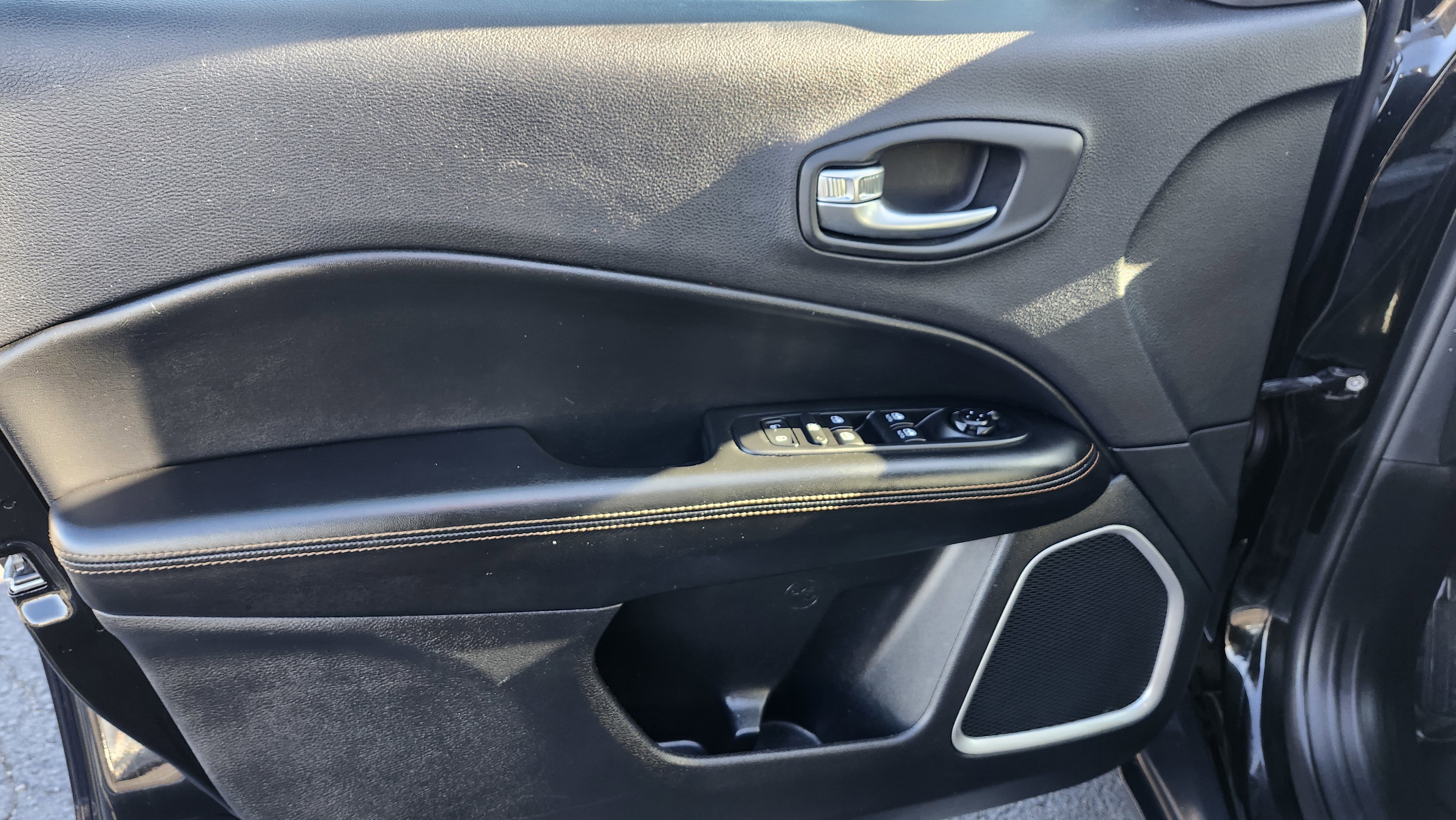 Used 2020 Jeep Compass Limited image 23