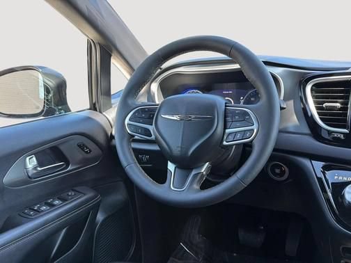 Used 2025 Chrysler Pacifica Select FWD image 11