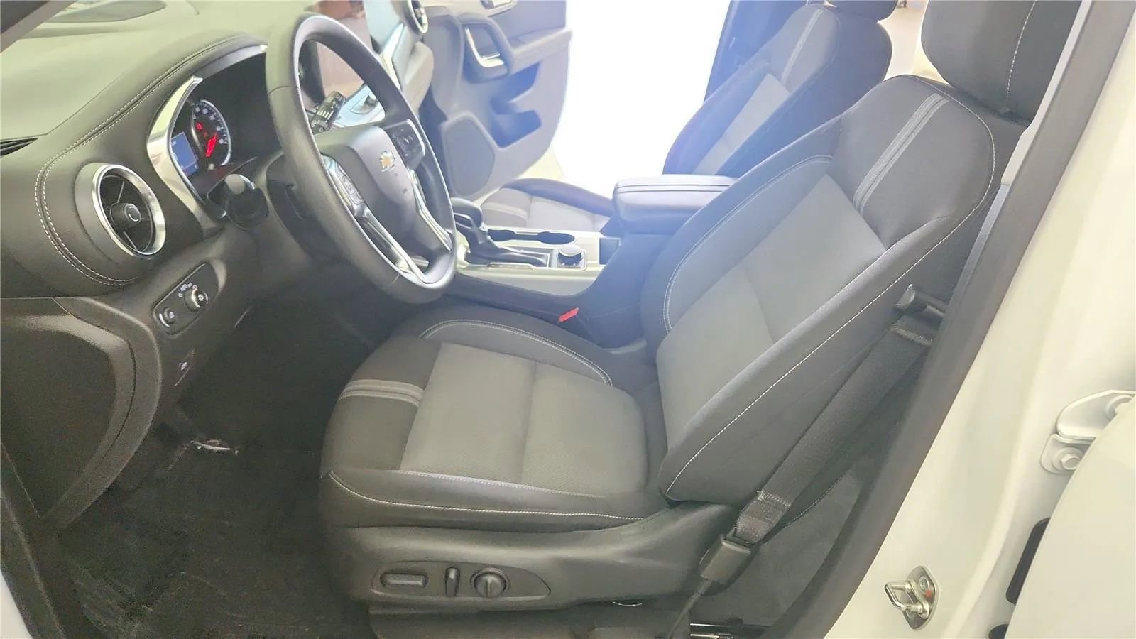 Used 2024 Chevrolet Blazer LT w/ Convenience Package FWD image 23