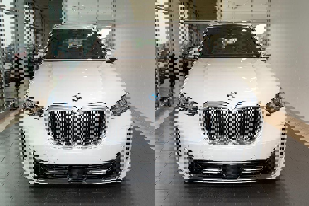 New 2026 BMW X5 xDrive50e w/ Premium Package image 2