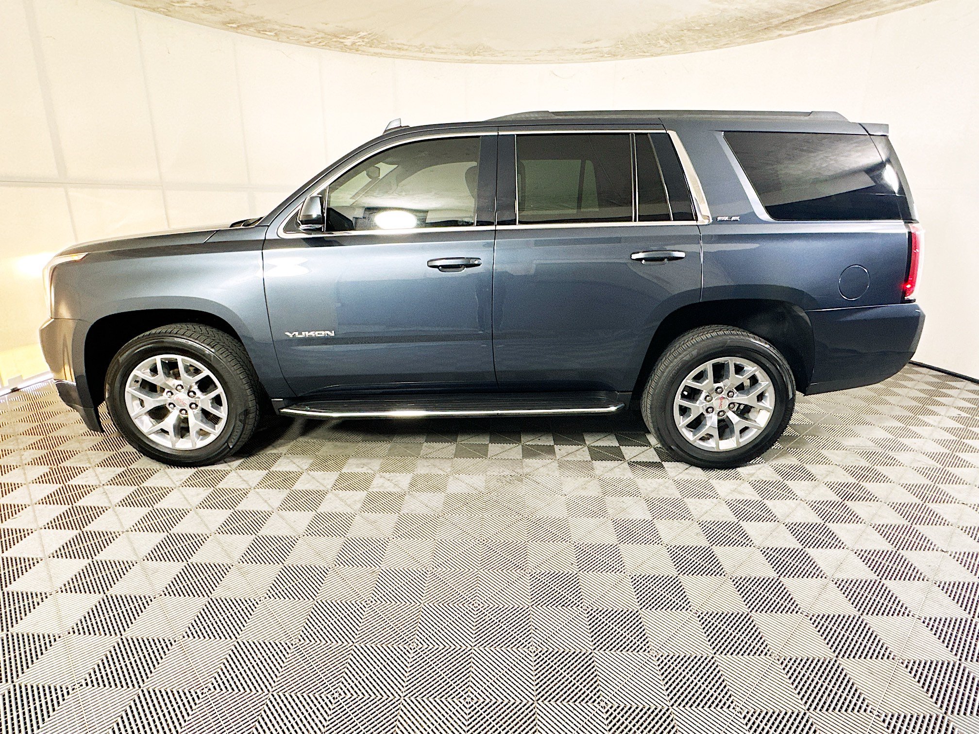 Used 2020 GMC Yukon SLE w/ SLE Value Package RWD image 6
