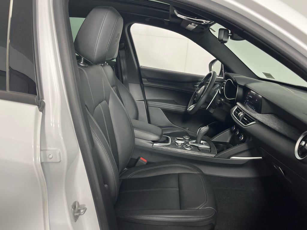 Used 2023 Alfa Romeo Stelvio Sprint image 32