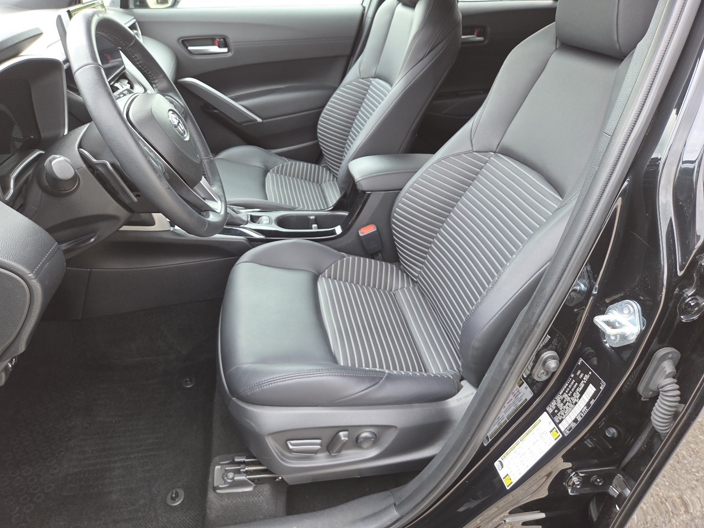 Used 2024 Toyota Corolla Cross AWD Hybrid w/ Convenience Package image 27
