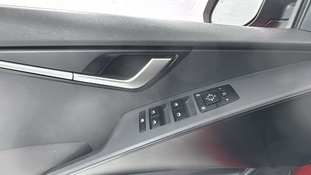Used 2025 Kia Niro LX image 19