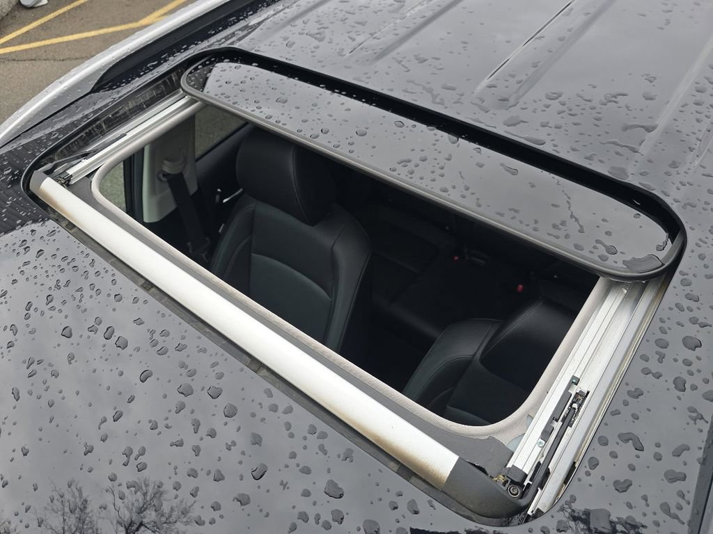 Used 2022 Kia Seltos SX w/ Sunroof Package image 3