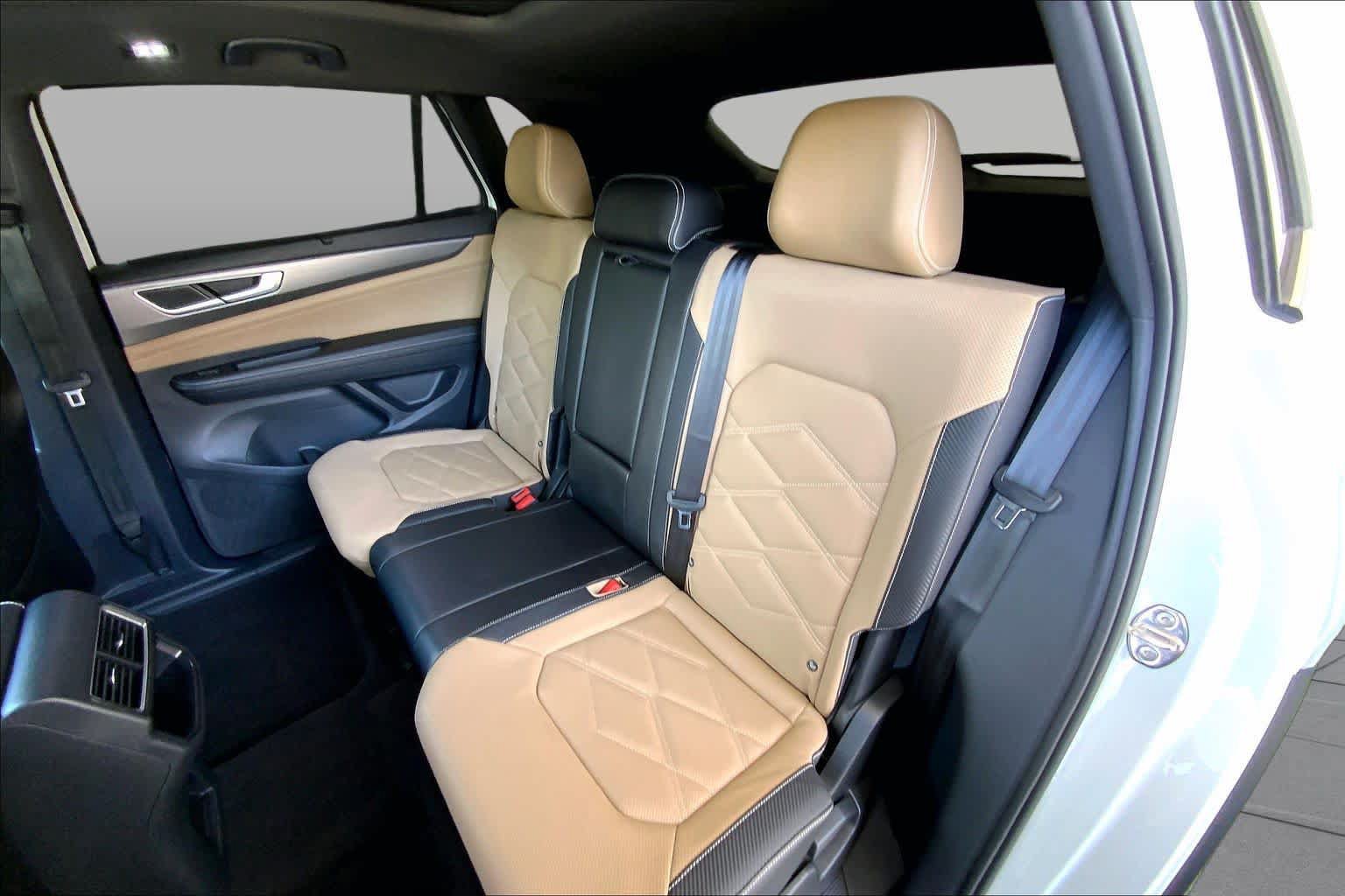 Used 2024 Volkswagen Atlas Cross Sport SE w/ Panoramic Sunroof Package FWD image 21
