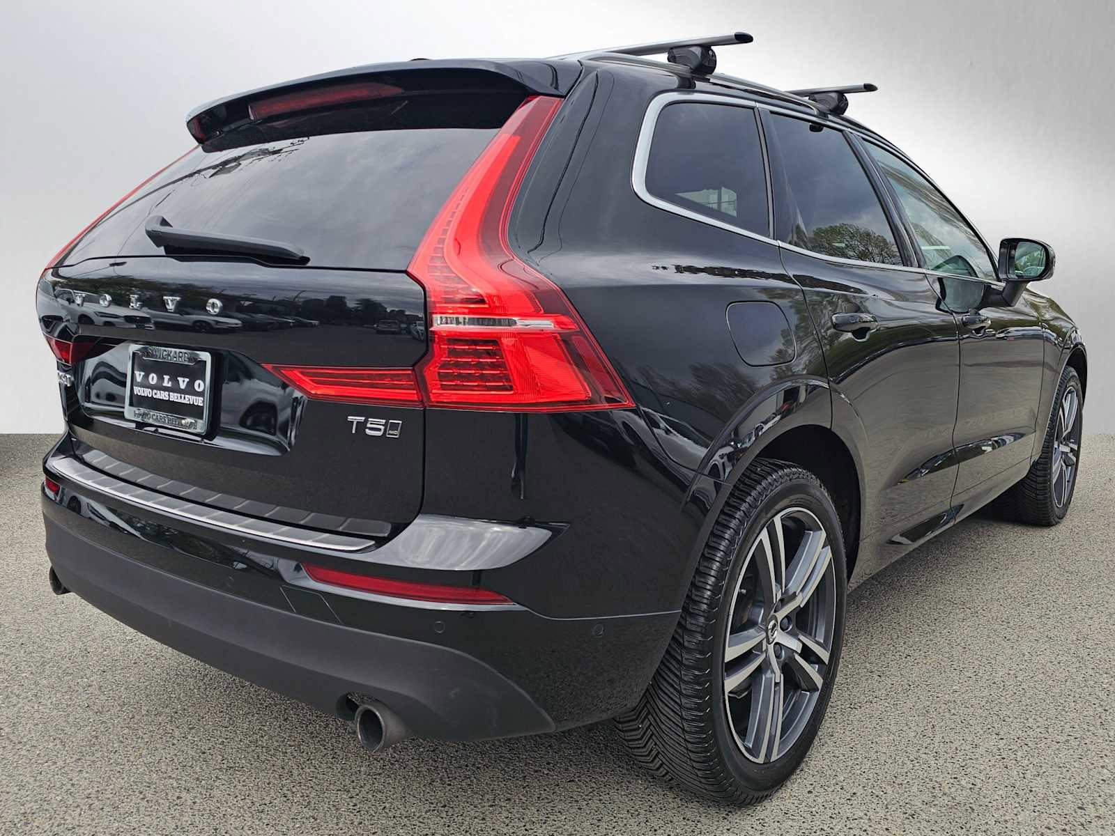 Used 2019 Volvo XC60 T5 Momentum w/ Multimedia Package image 3