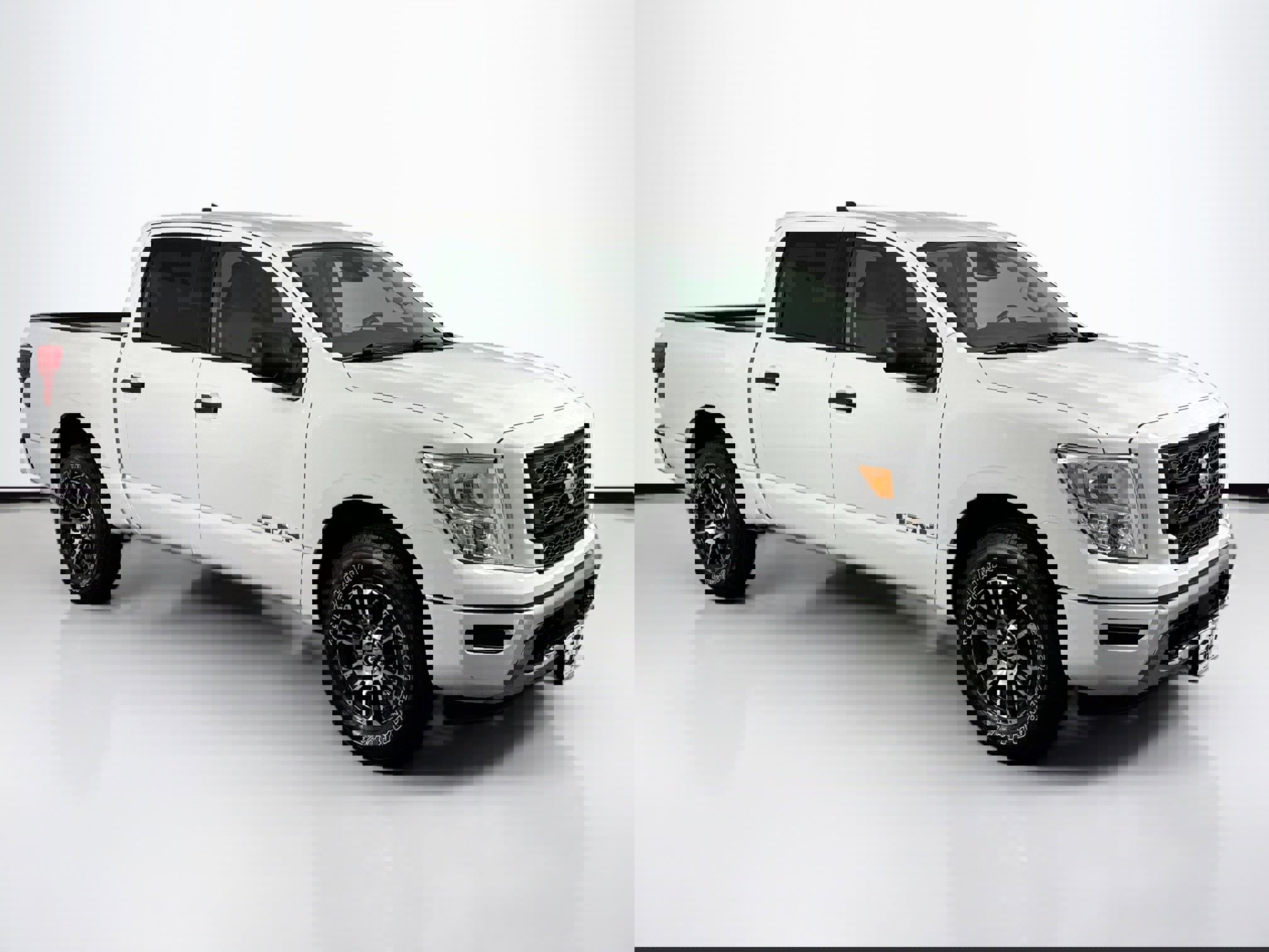 Used 2022 Nissan Titan SV image 2