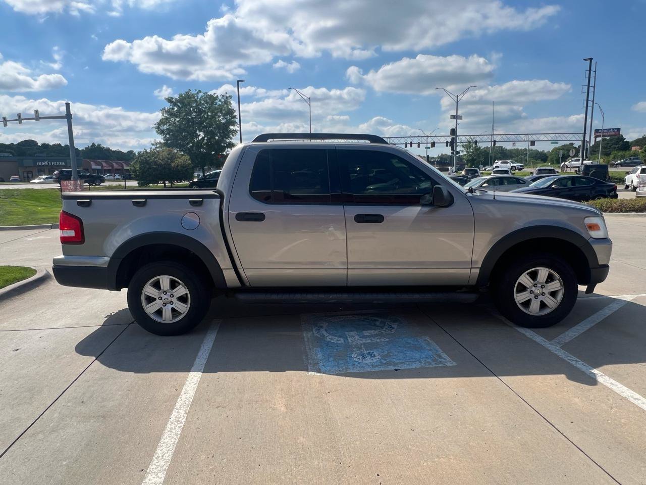 Used 2008 Ford Explorer Sport Trac XLT AWD/4WD image 4
