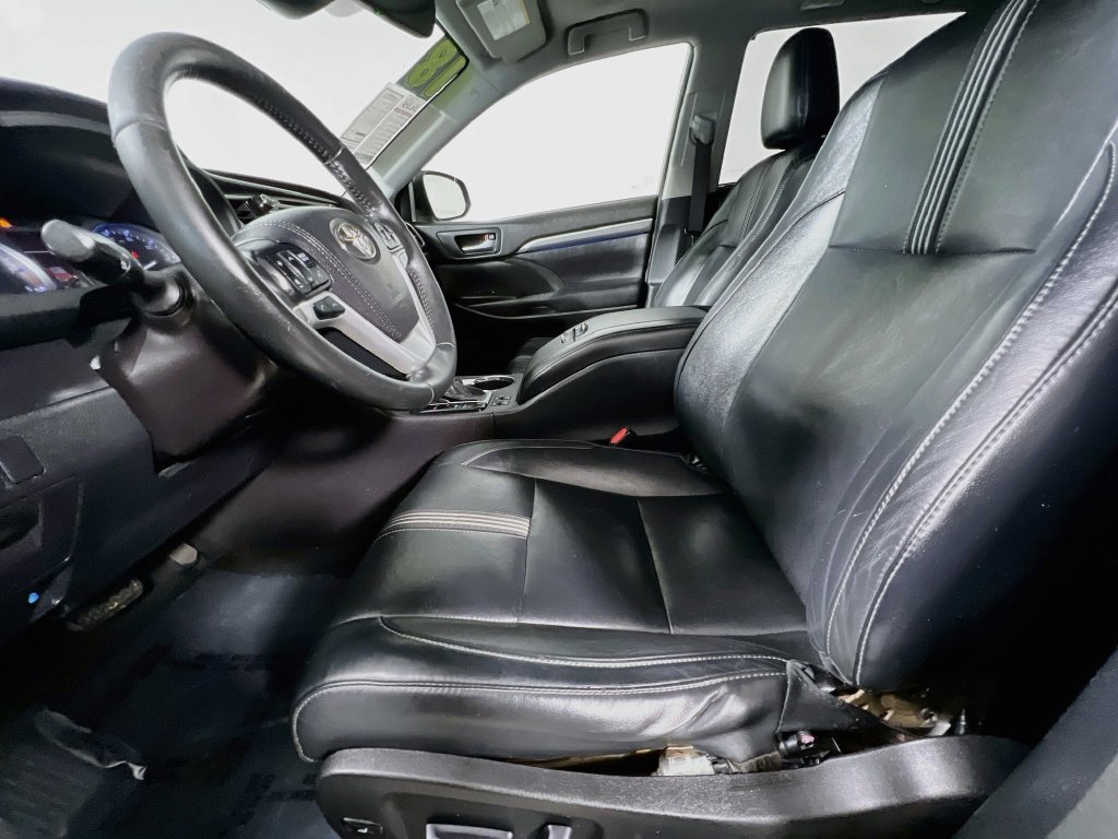 Used 2018 Toyota Highlander SE w/ Carpet Mat Package (TMS) AWD/4WD image 12