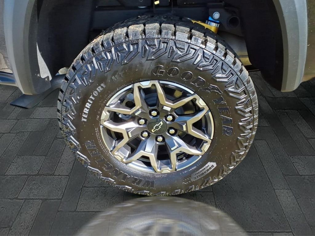 Used 2026 Chevrolet Colorado ZR2 w/ Technology Package AWD/4WD image 12