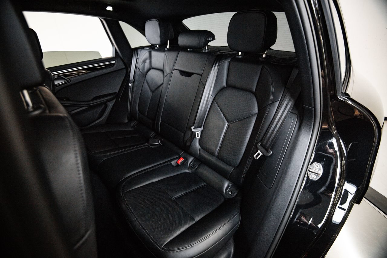 Certified 2023 Porsche Macan AWD/4WD image 24