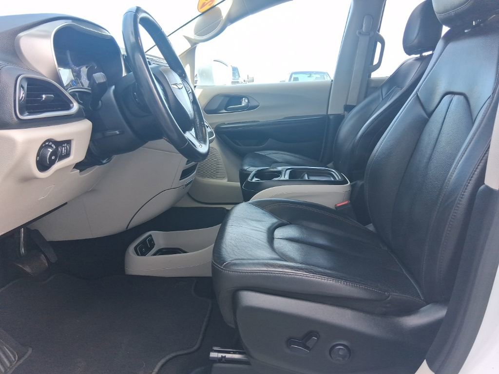 Used 2020 Chrysler Pacifica Touring-L FWD image 15