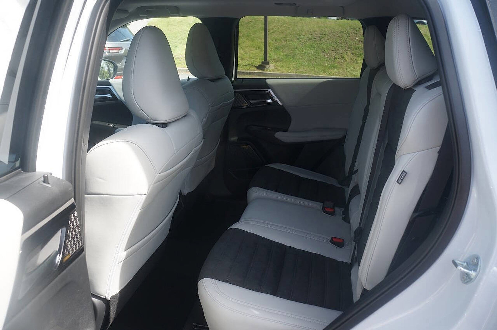 New 2025 Mitsubishi Outlander SE image 19