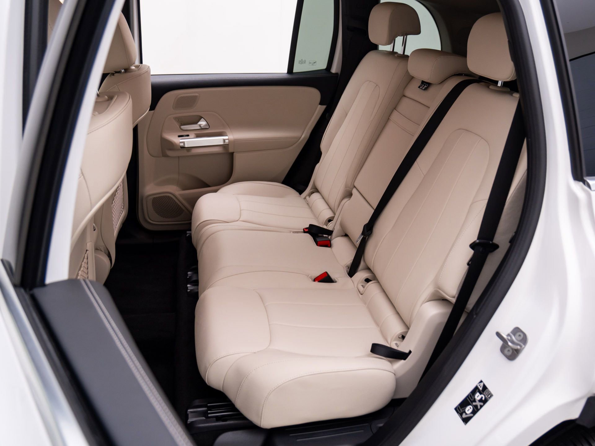 Used 2023 Mercedes-Benz EQB 300 4MATIC w/ Exclusive Package image 18