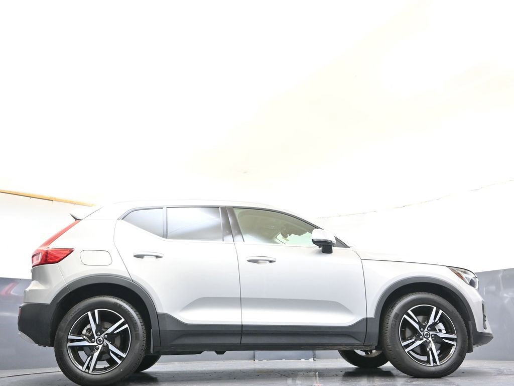 Certified 2025 Volvo XC40 B5 Core image 34