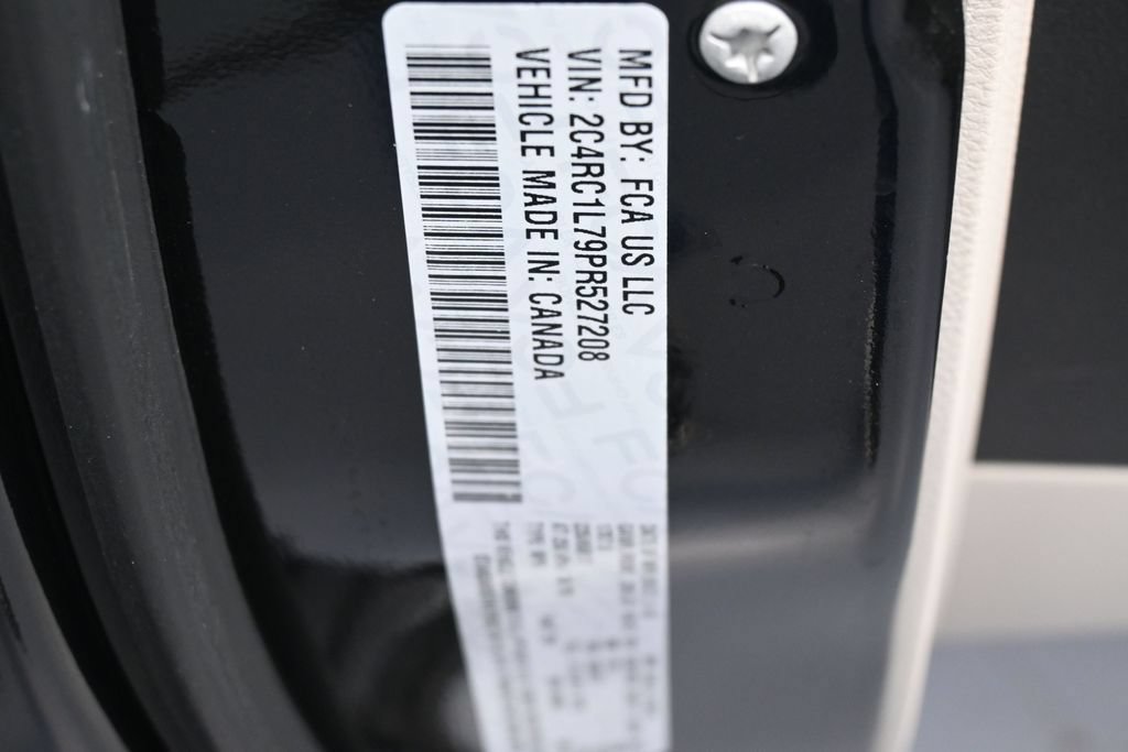Used 2023 Chrysler Pacifica Touring-L FWD image 17