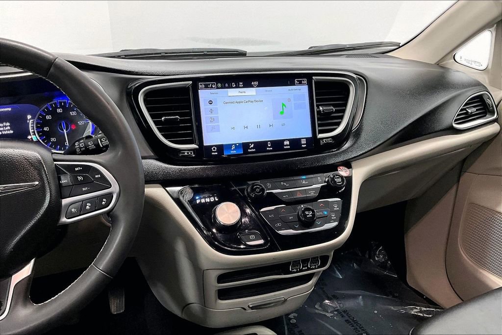 Used 2023 Chrysler Pacifica Touring-L FWD image 8