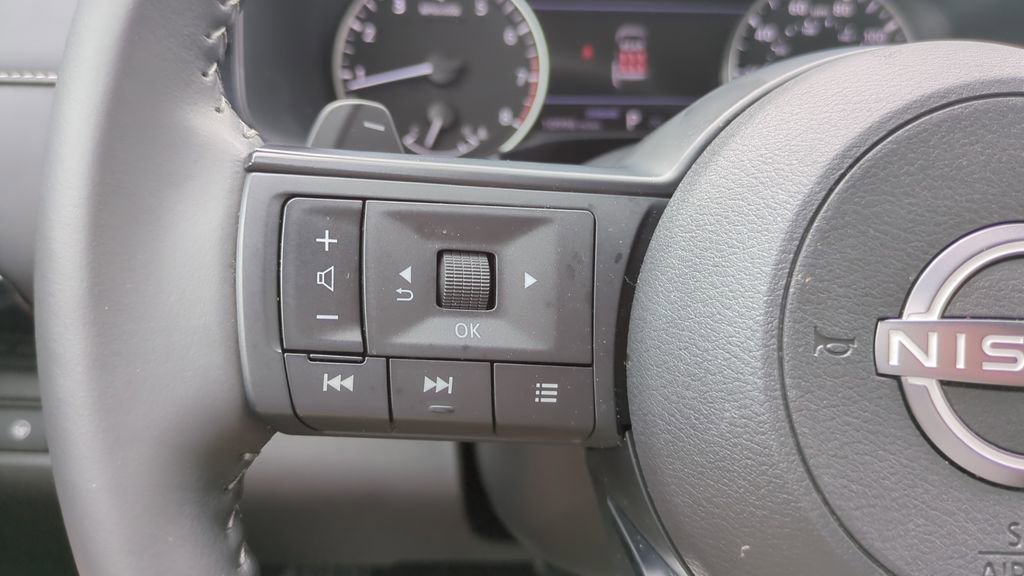 Used 2025 Nissan Pathfinder SV FWD image 24