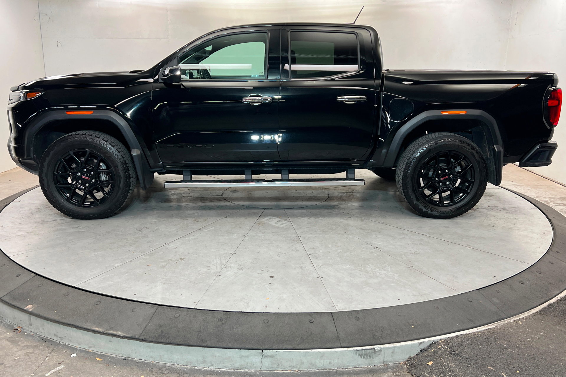 Used 2024 GMC Canyon Denali w/ LPO, Denali Black Edition AWD/4WD image 2