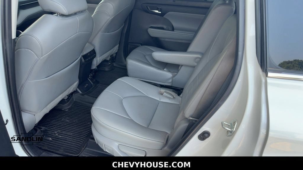 Used 2022 Toyota Highlander XLE FWD image 25