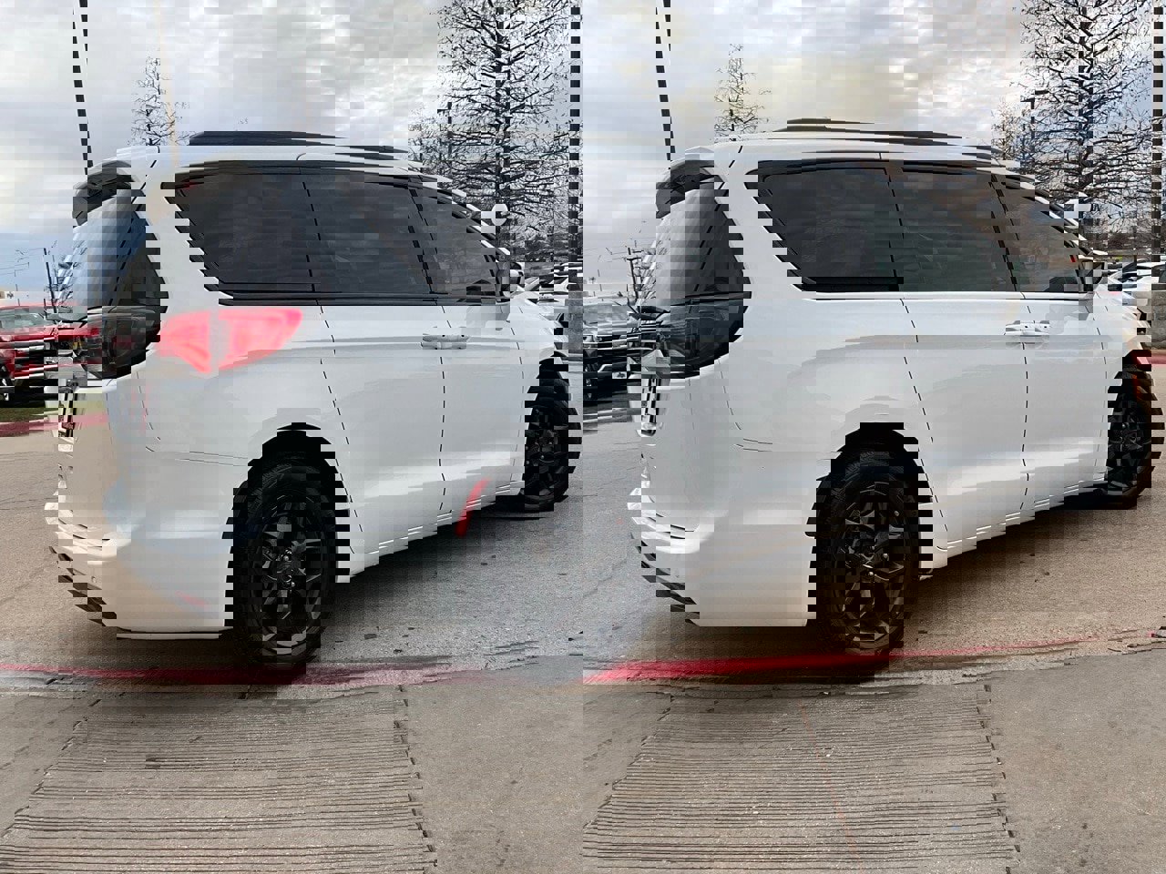 Used 2020 Chrysler Pacifica Touring-L Plus w/ S Appearance Package image 6