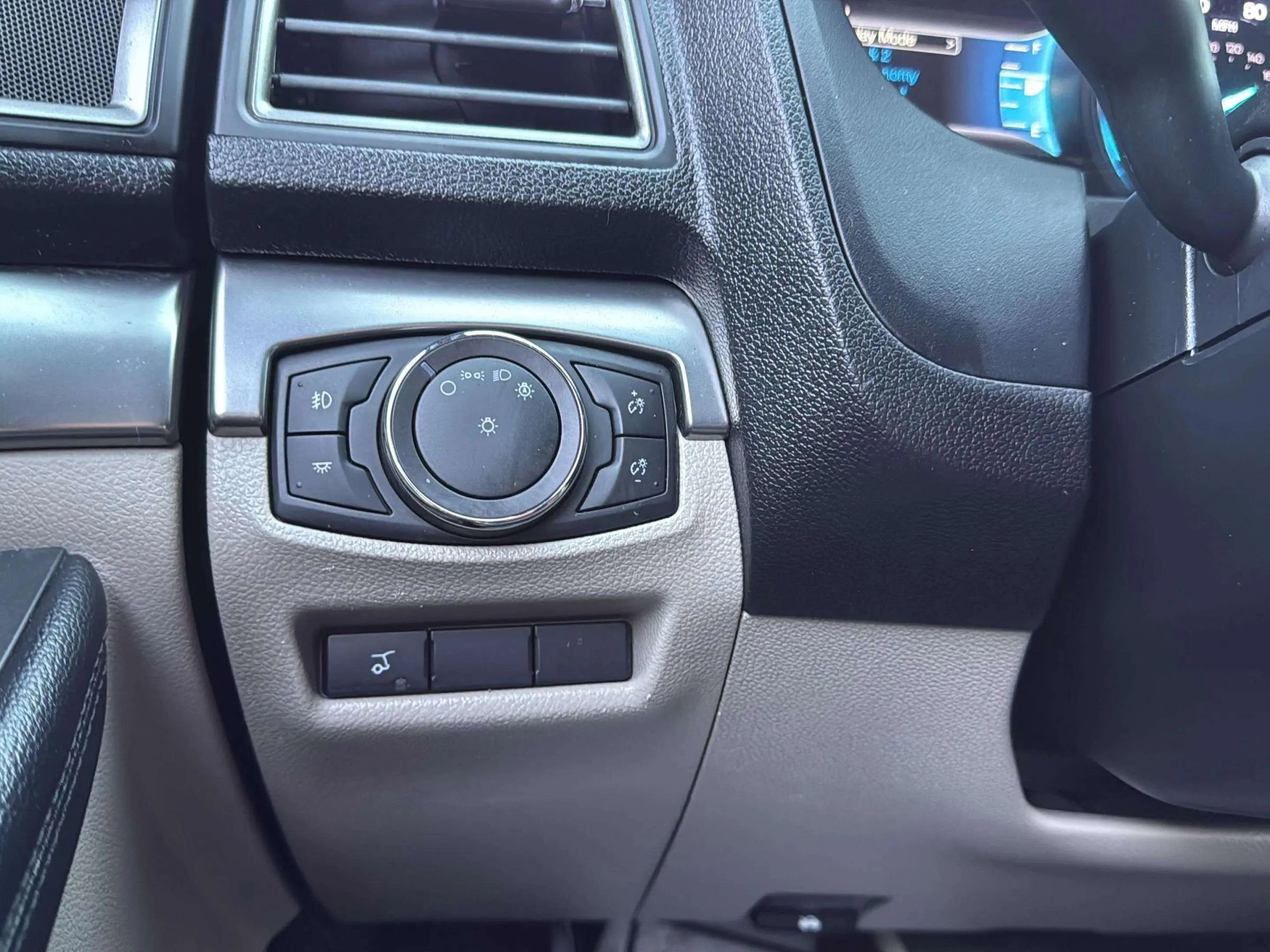 Used 2018 Ford Explorer XLT w/ Equipment Group 202A image 20