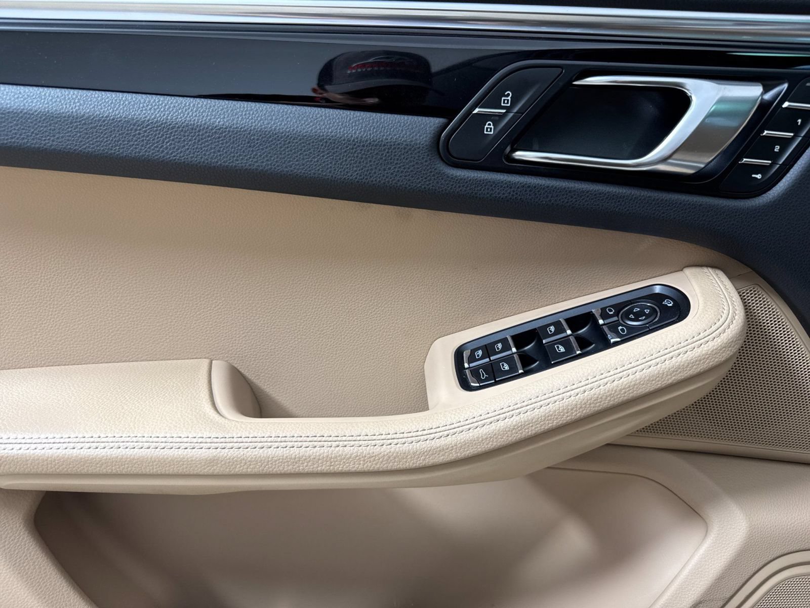 Certified 2024 Porsche Macan S AWD/4WD image 12