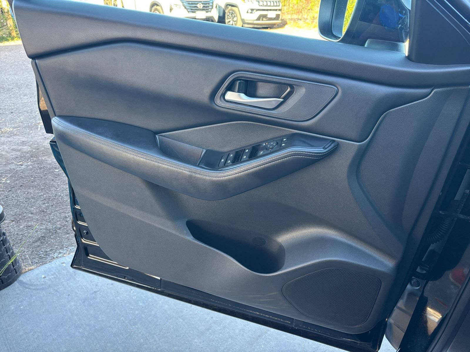 Used 2025 Nissan Rogue SV FWD image 18