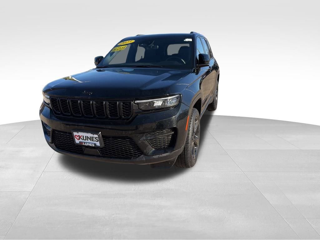 Used 2023 Jeep Grand Cherokee Altitude image 5