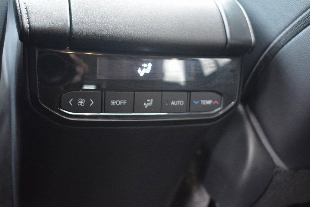 Used 2023 Toyota Highlander XLE image 24